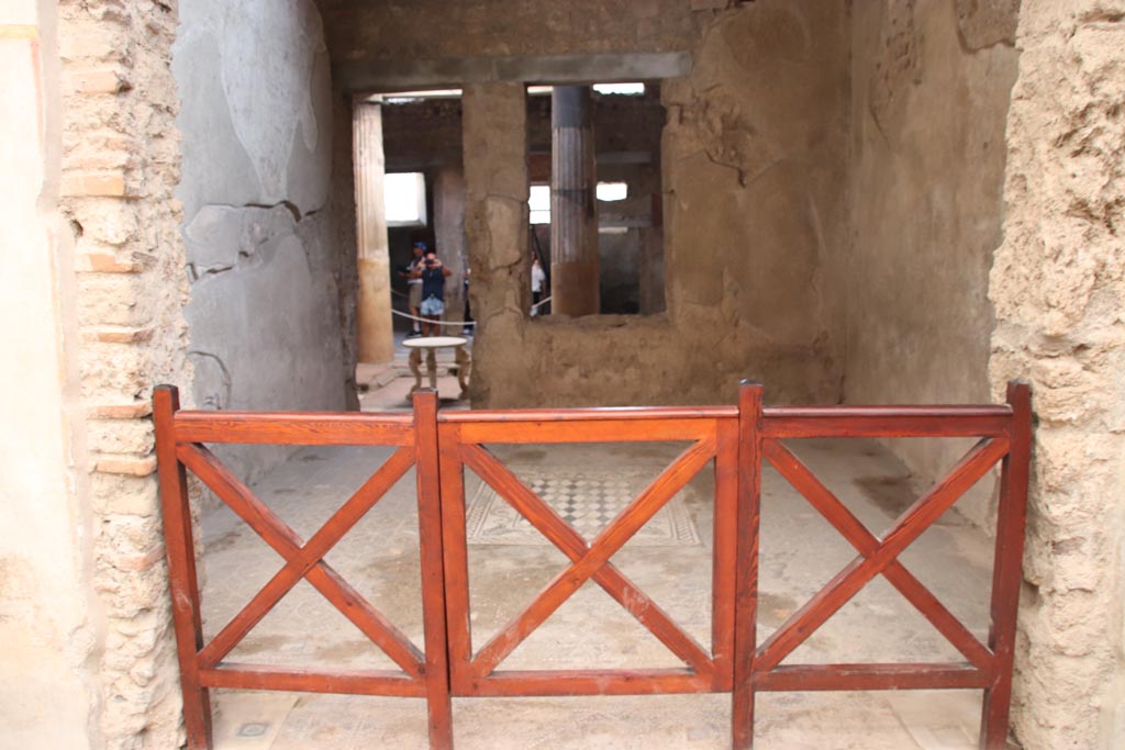 I.6.15 Pompeii. October 2023. Doorway into tablinum 6, on south portico. Photo courtesy of Klaus Heese.