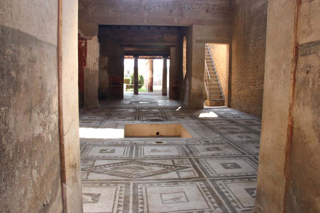 I.7.1 Pompeii. September 2017. Looking south across atrium towards tablinum, oecus and peristyle.
Photo courtesy of Klaus Heese.
