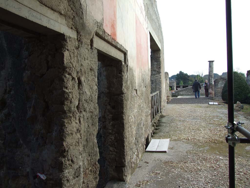 I.7.1 Pompeii. December 2006. Looking south along east side of peristyle.
According to Spinazzola –
“Next to it (next to the triclinium), immediately outside, is a built-in cupboard, “an apotheca”, and immediately afterwards in the walkway (portico) near the east, the kitchen, between a small service room and one – for the custodial staff perhaps – on the descent to the basement and to the exit”.
(Accanto, immediatamente all’esterno, un armadio a muro, una “apotheca”, e, subito dopo nell’ambulacro vicino di oriente, la cucina, tra una stanzetta di servizio ed una – del personale di custodia forse – sulla discesa ai sotterranei ed all’uscita.)
See Spinazzola V., 1953. Pompei alla luce degli Scavi Nuovi di Via dell’Abbondanza (anni 1910-1923). Roma: La Libreria della Stato, (p.299).
