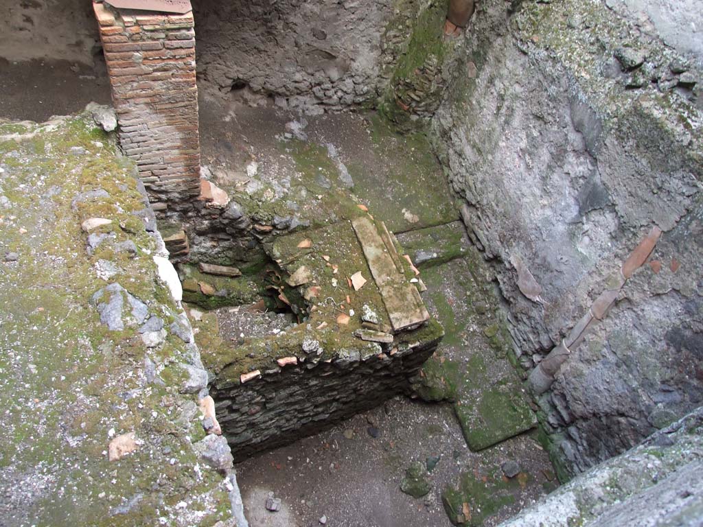 I.7.1 Pompeii. December 2006. Lower level, kitchen, with latrine in centre..