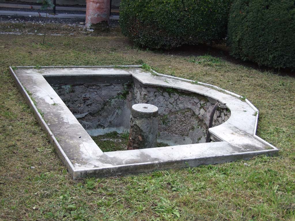 I.7.1 Pompeii. December 2006. Marble fountain in pool in peristyle garden, looking west.