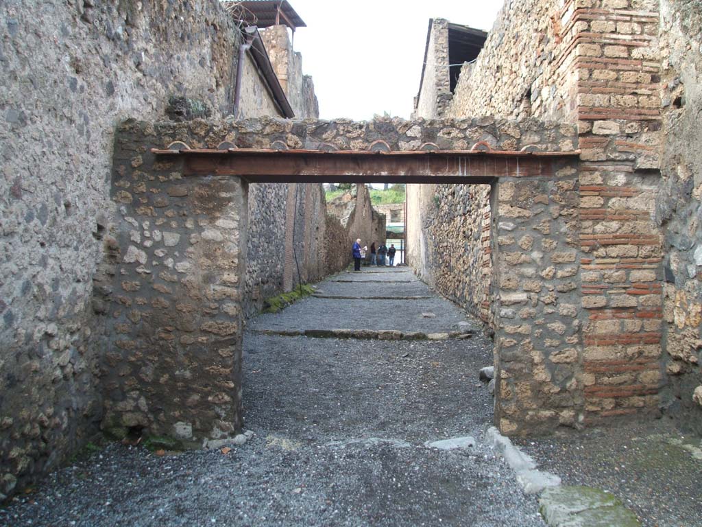 I.6, Pompeii, on left. December 2004.                Vicolo di Paquius Proculus looking north.        I.7.1 and I.7.20, on right.