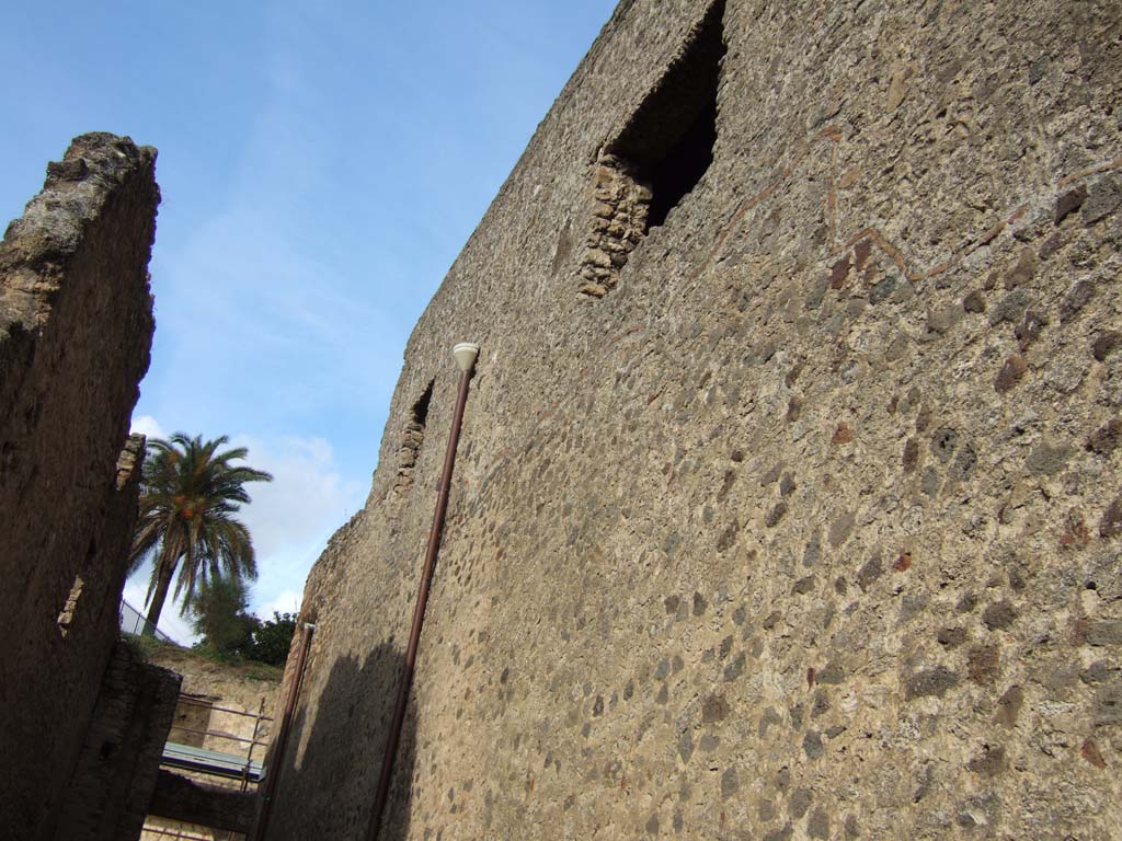 I.6, Pompeii, on left.      Vicolo di Paquius Proculus looking north. December 2005.      I.7.1, west side wall, on right.