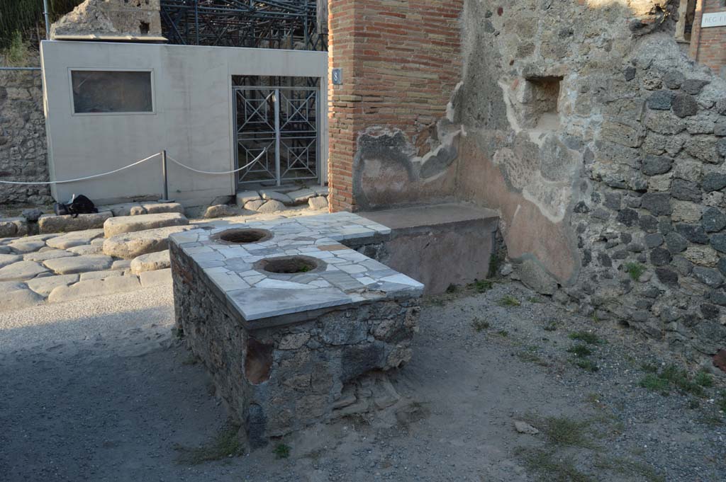 I.7.8 Pompeii. October 2017. Looking north from rear of counter towards Via dell’Abbondanza.
Foto Taylor Lauritsen, ERC Grant 681269 DÉCOR.

