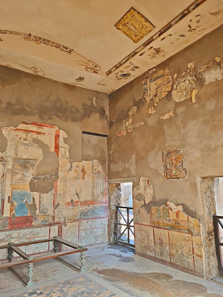 I.7.11 Pompeii. March 2024. 
Triclinium, north-east corner and ceiling. Photo courtesy of Giuseppe Ciaramella.
