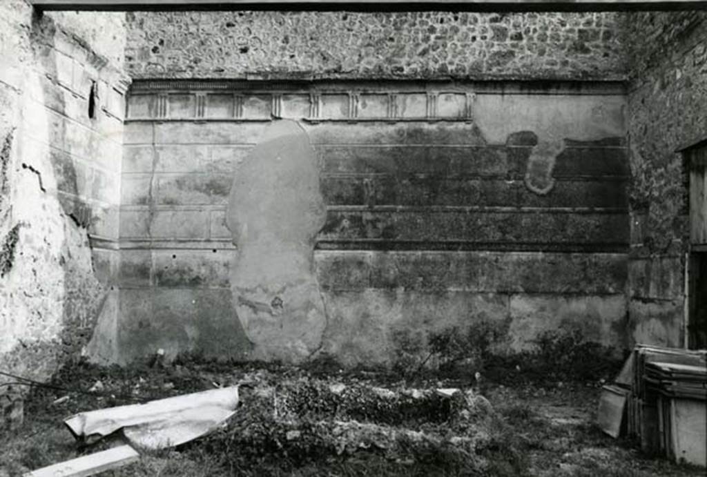 I.8.18 Pompeii. 1975. Domus of Balbus, atrium, right S wall, overall.  Photo courtesy of Anne Laidlaw.
American Academy in Rome, Photographic Archive. Laidlaw collection _P_75_3_2.
