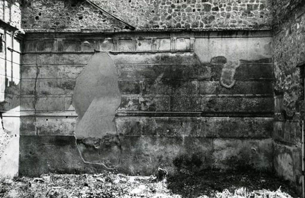 I.8.18 Pompeii. 1972. Domus of Balbus, atrium, S wall, overall view. Photo courtesy of Anne Laidlaw.
American Academy in Rome, Photographic Archive. Laidlaw collection _P_72_10_6. 
