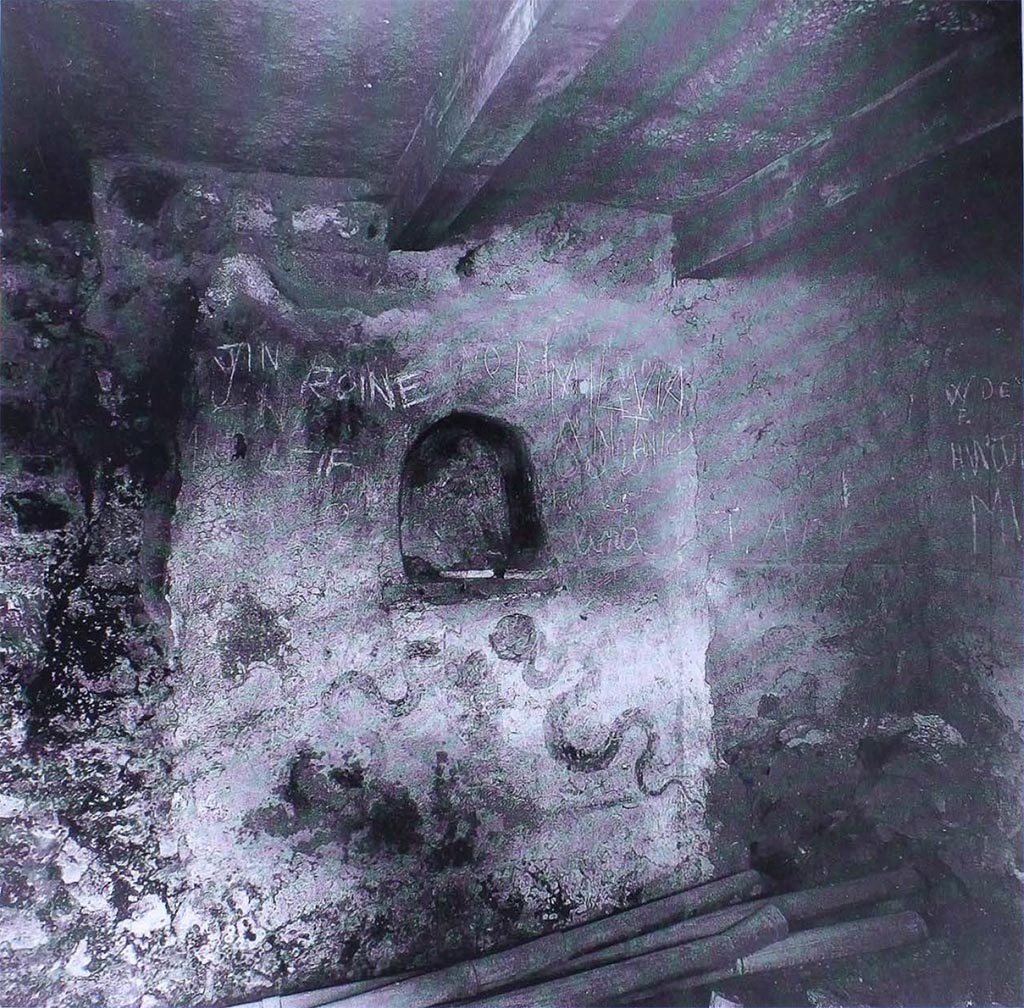 I.8.18 Pompeii. 1977. Lararium in room 8.
See Carratelli, G. P., 1990-2003. Pompei: Pitture e Mosaici: Vol. 1. Roma: Istituto della enciclopedia italiana, p. 918.
