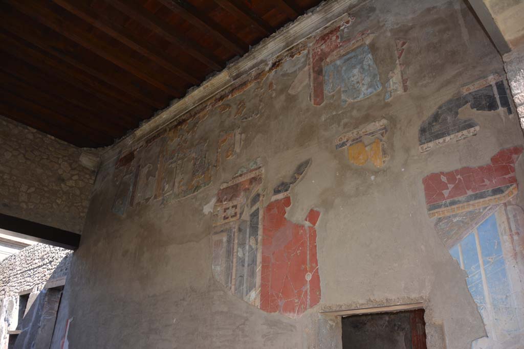 I.9.1 Pompeii. October 2019. Room 7, looking north along east wall of tablinum, with doorway into triclinium 8, lower right.
Foto Annette Haug, ERC Grant 681269 DCOR.



