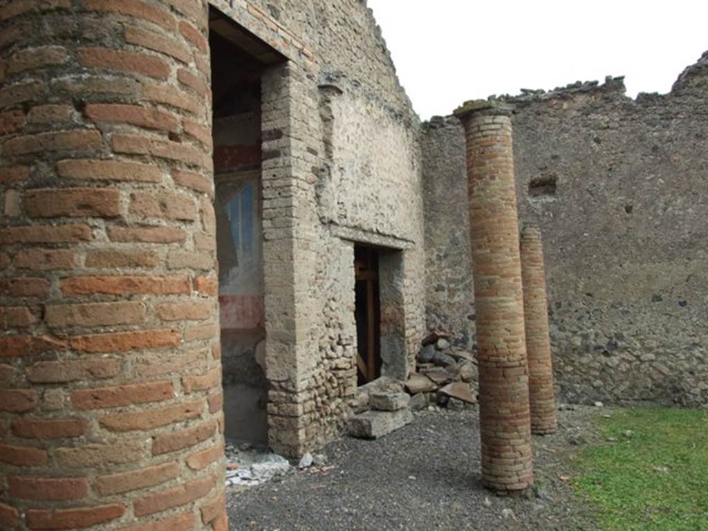 I.9.1 Pompeii. March 2009. Peristyle 13, looking east across portico, outside tablinum 7, with window to triclinium 8, on right.