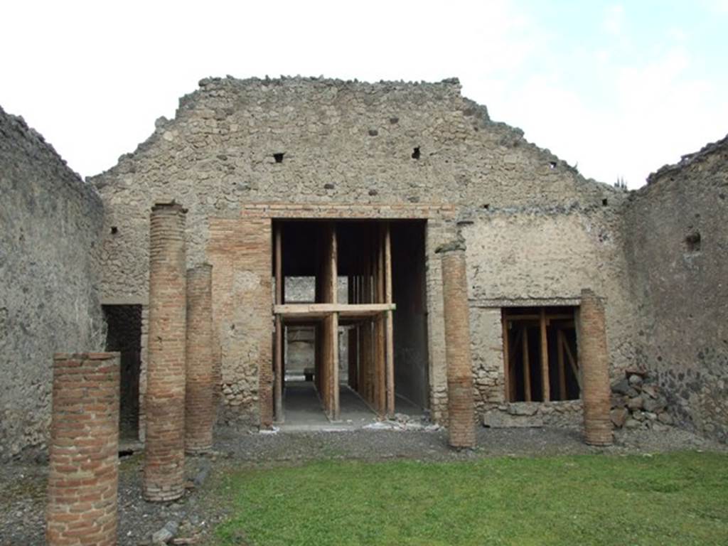 I.9.1 Pompeii. March 2009. Peristyle 13, looking north to tablinum and triclinium from garden area.

