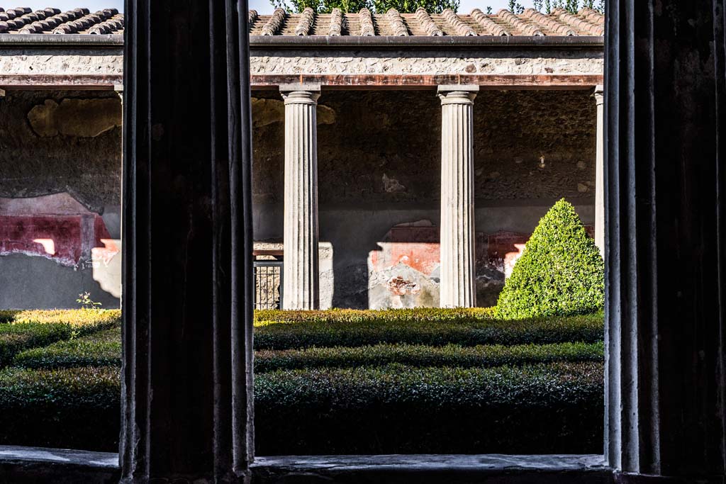 I.10.4 Pompeii. April 2022. Looking west across peristyle garden, from east portico near corridor 16. Photo courtesy of Johannes Eber.