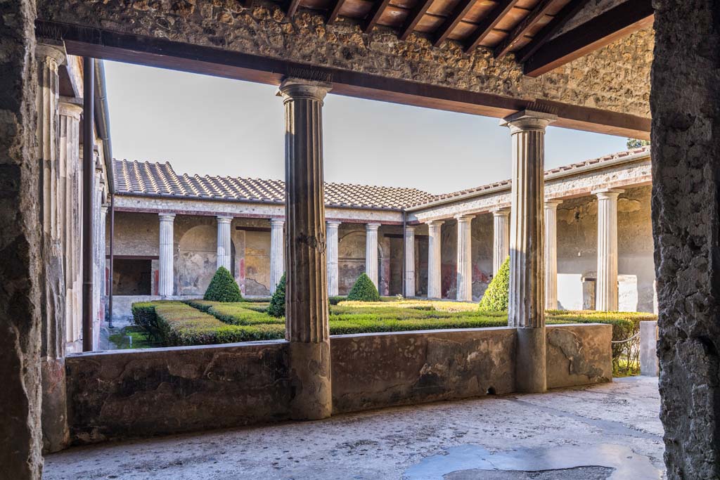 I.10.4 Pompeii. April 2022. Looking south across peristyle from north portico near to room 12. Photo courtesy of Johannes Eber.