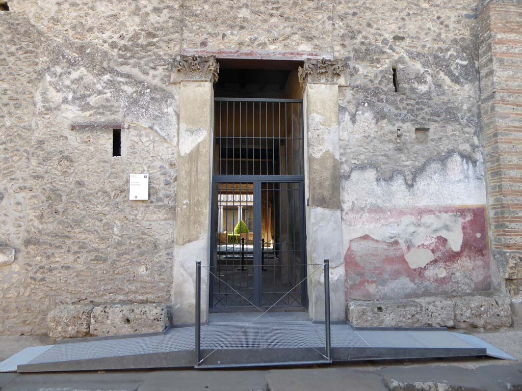 I.10.4 Pompeii. September 2017. Looking south to entrance doorway.  
Foto Annette Haug, ERC Grant 681269 DÉCOR.
