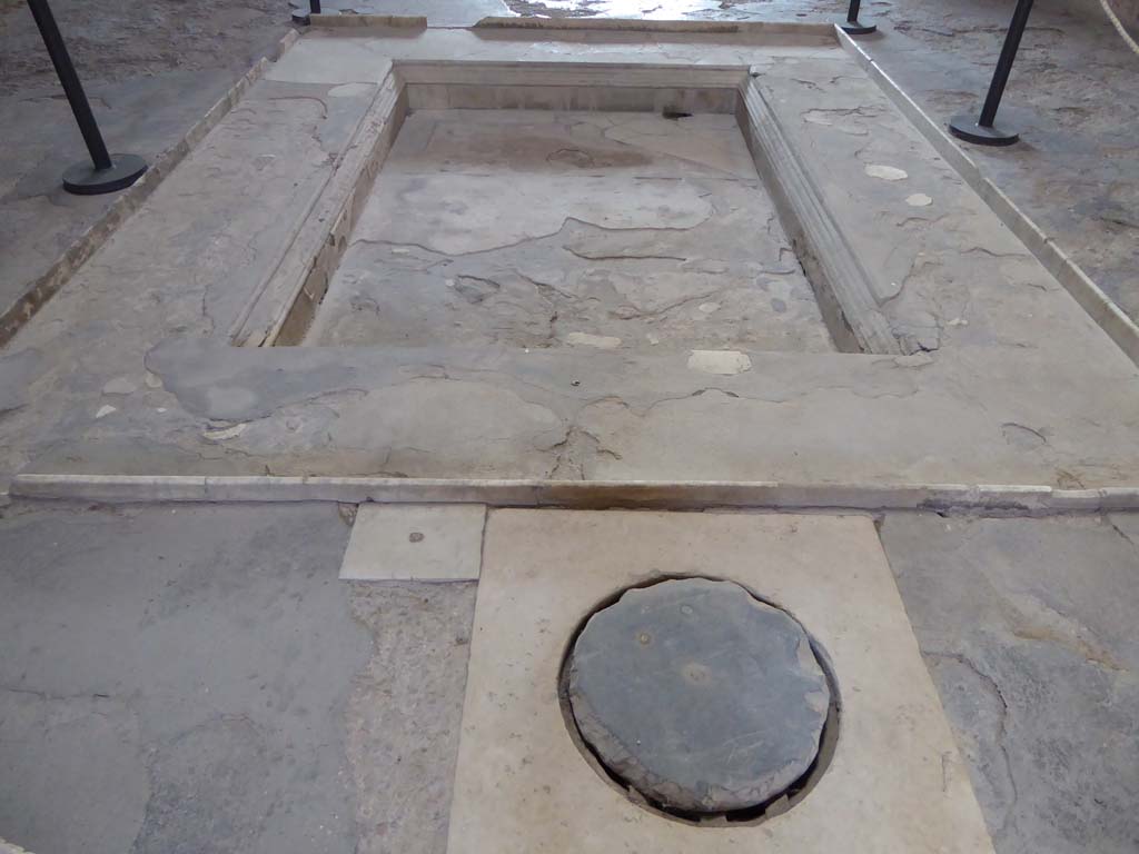 I.10.4 Pompeii. September 2017. Looking south across impluvium in atrium.  
Foto Annette Haug, ERC Grant 681269 DÉCOR.

