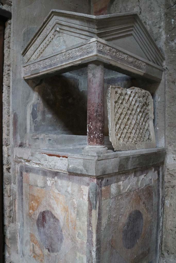 I.10.4 Pompeii. December 2018. 
Detail of aedicula lararium in atrium. Photo courtesy of Aude Durand.

