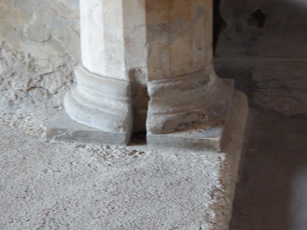 I.10.4 Pompeii. September 2017.  Room 8, detail from column on west side of tablinum. 
Foto Annette Haug, ERC Grant 681269 DÉCOR.
