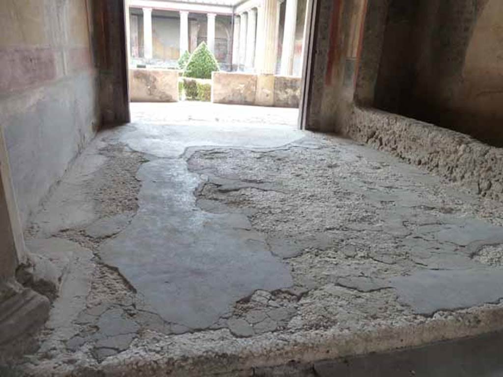 I.10.4 Pompeii. May 2010. Room 8, tablinum floor.