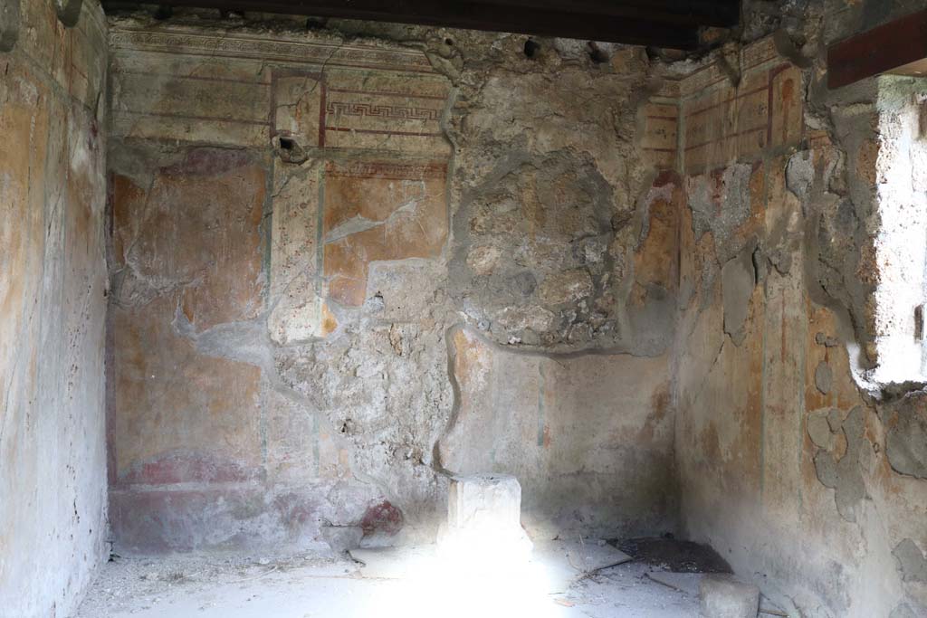 I.11.11 Pompeii. December 2018.
Looking towards north wall of room on north side of thermopolium, with window in east wall. Photo courtesy of Aude Durand.