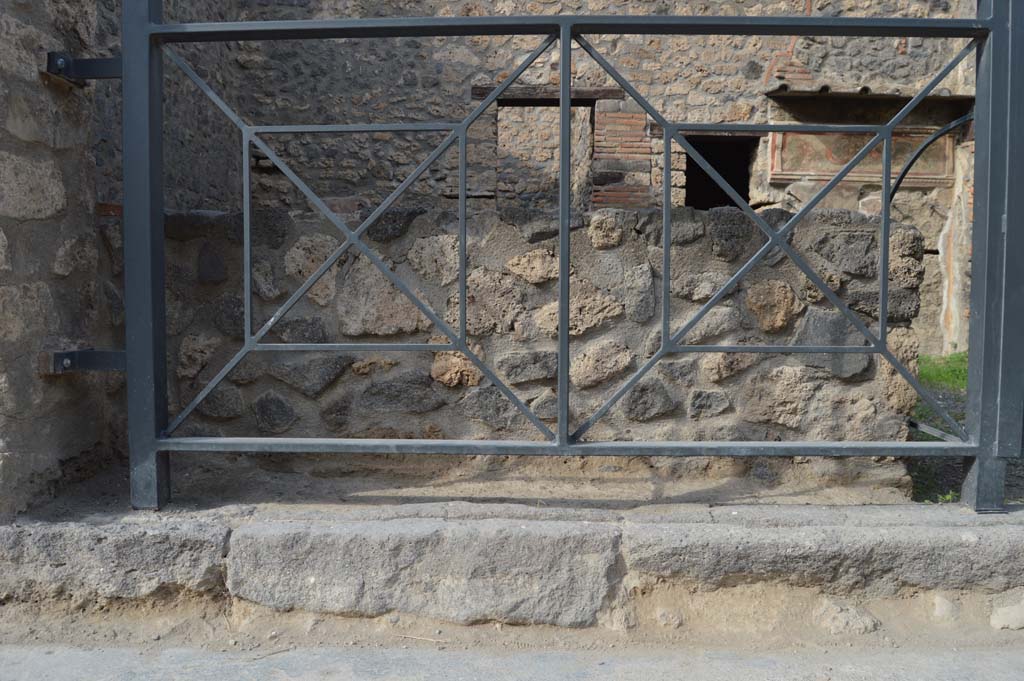 I.11.11 Pompeii. October 2017. Looking north to front façade of counter.
Foto Taylor Lauritsen, ERC Grant 681269 DÉCOR.