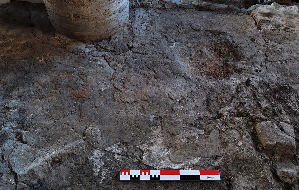 Fig. 3 – Pompéi Pistrina. Boulangerie I 12, 1.2. Niveaux de chantier et fosse de broyage du tuileau utilisée lors de l’installation de la boulangerie, vus de l’est.
Cliché É. Letellier / EFR. Utilisation soumise à CC-BY-NC-SA 4.0