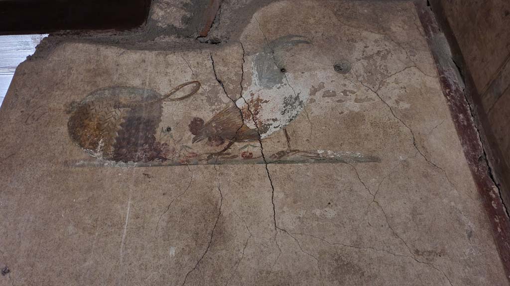 I.12.3 Pompeii. July 2021. Room 2, upper north wall, painting of cock eating cherries from a fallen basket.
Foto Annette Haug, ERC Grant 681269 DÉCOR