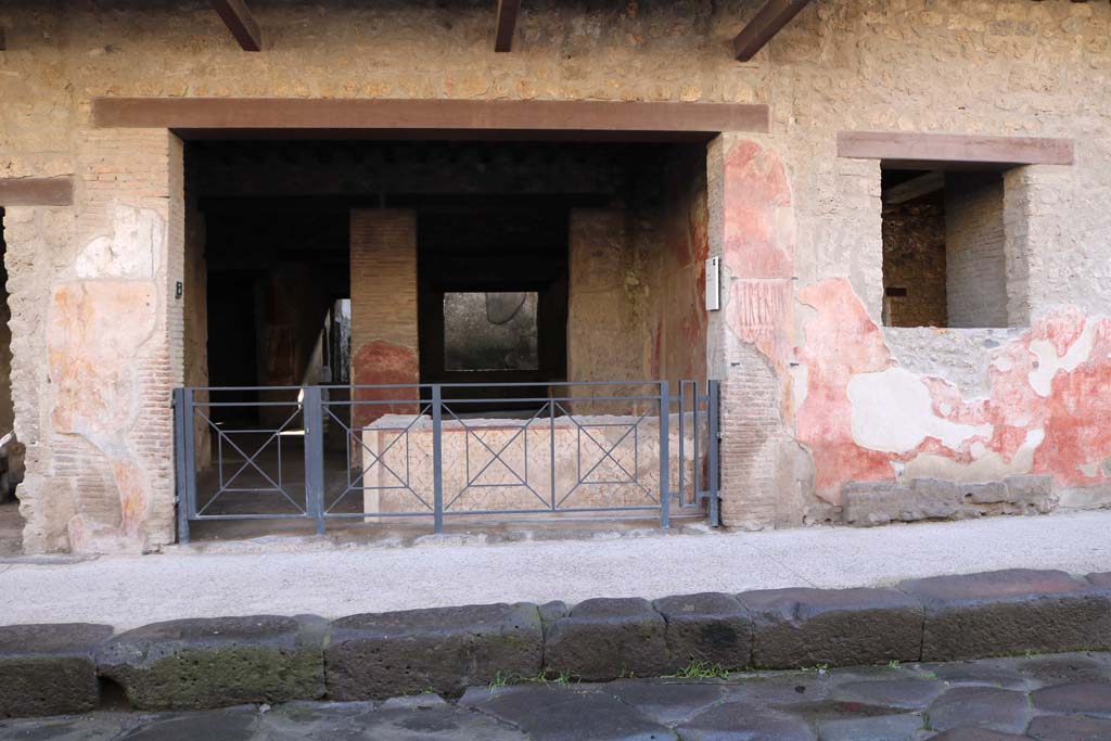 I.12.3 Pompeii. December 2018.
Looking towards entrance doorway on south side of Via dell’Abbondanza. Photo courtesy of Aude Durand.