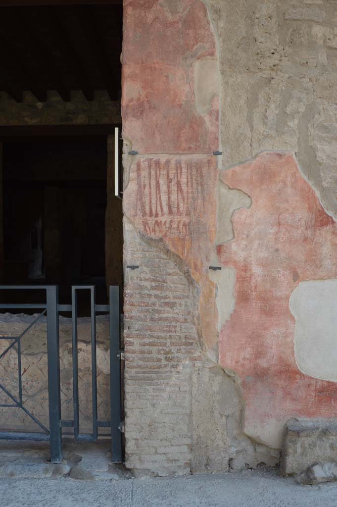 I.12.3 Pompeii. October 2017. West side of entrance doorway, with graffiti.
Foto Taylor Lauritsen, ERC Grant 681269 DÉCOR.