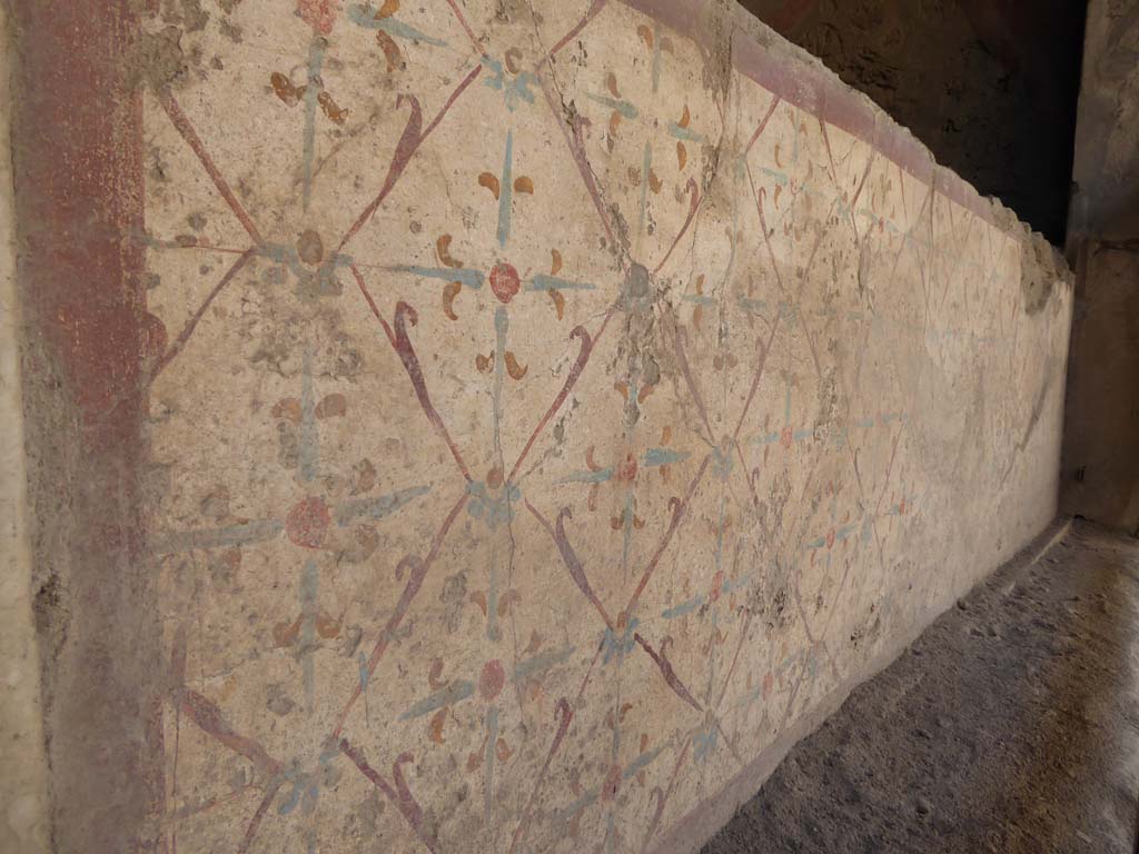 I.12.3 Pompeii. September 2015. Detail of painted decoration on front of counter, from east end.
Foto Annette Haug, ERC Grant 681269 DÉCOR