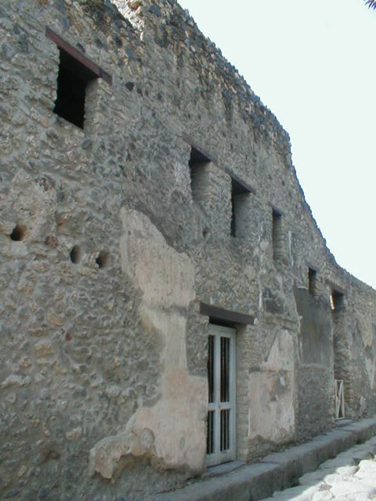 I.13.9 Pompeii. September 2004. Entrance and upper floor, looking north. According to Varone and Stefani, the remains of the stucco on the upper south side of the entrance doorway, used to have a painted graffito, now barely visible: See Varone, A. and Stefani, G., 2009. Titulorum Pictorum Pompeianorum, Rome: L’erma di Bretschneider, (p.159)
According to Epigraphik-Datenbank Clauss/Slaby (See www.manfredclauss.de), it read -
Valentem  aed(ilem)  o(ro)  v(os)  f(aciatis)     [CIL IV 9868]
