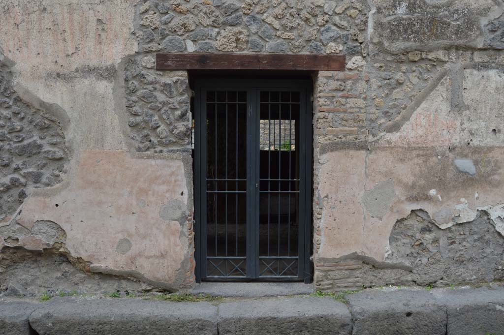 I.13.9 Pompeii. October 2017. Looking west to entrance doorway on Via di Nocera.
Foto Taylor Lauritsen, ERC Grant 681269 DÉCOR.
