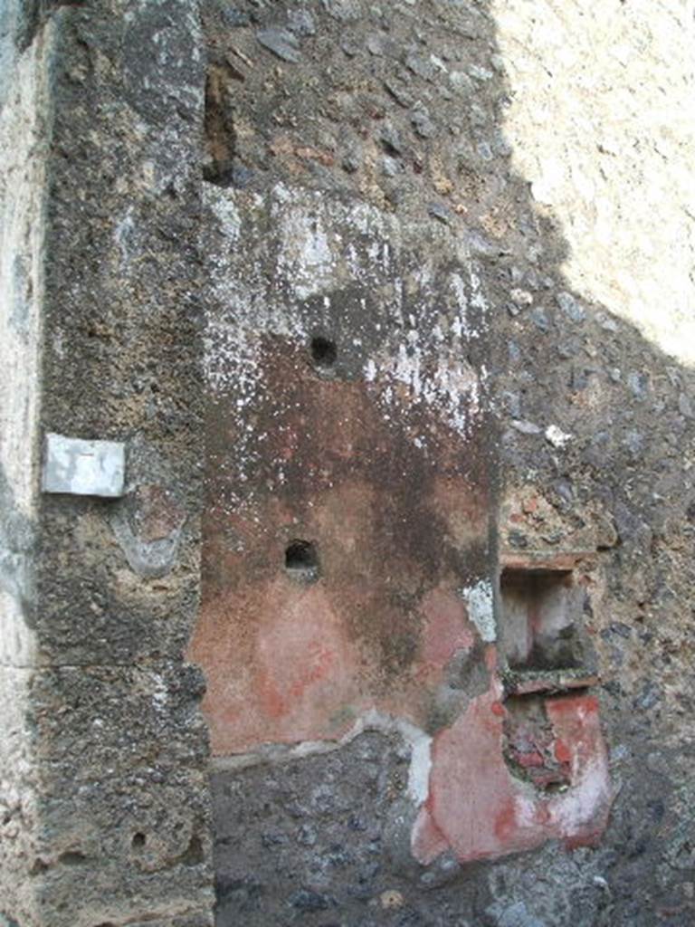 II.2.3 Pompeii. December 2004. East wall. According to Della Corte, in a rare case here, the sales counter was of wood, and the certain imprint of it was seen in the wall plaster. See Della Corte, M., 1965.  Case ed Abitanti di Pompei. Napoli: Fausto Fiorentino. (p.379)
