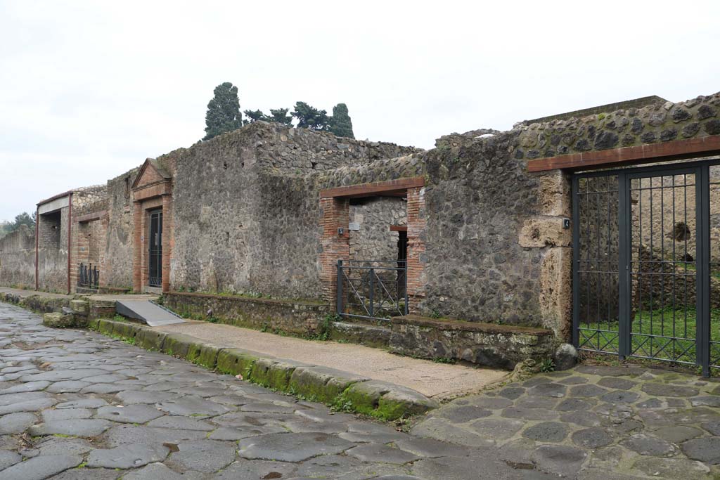 Via dell’Abbondanza, south side, Pompeii. December 2018. 
Looking east on Via dell’Abbondanza, with doorways II.4.4 (on right) through to II.4.7 (on left). Photo courtesy of Aude Durand.

