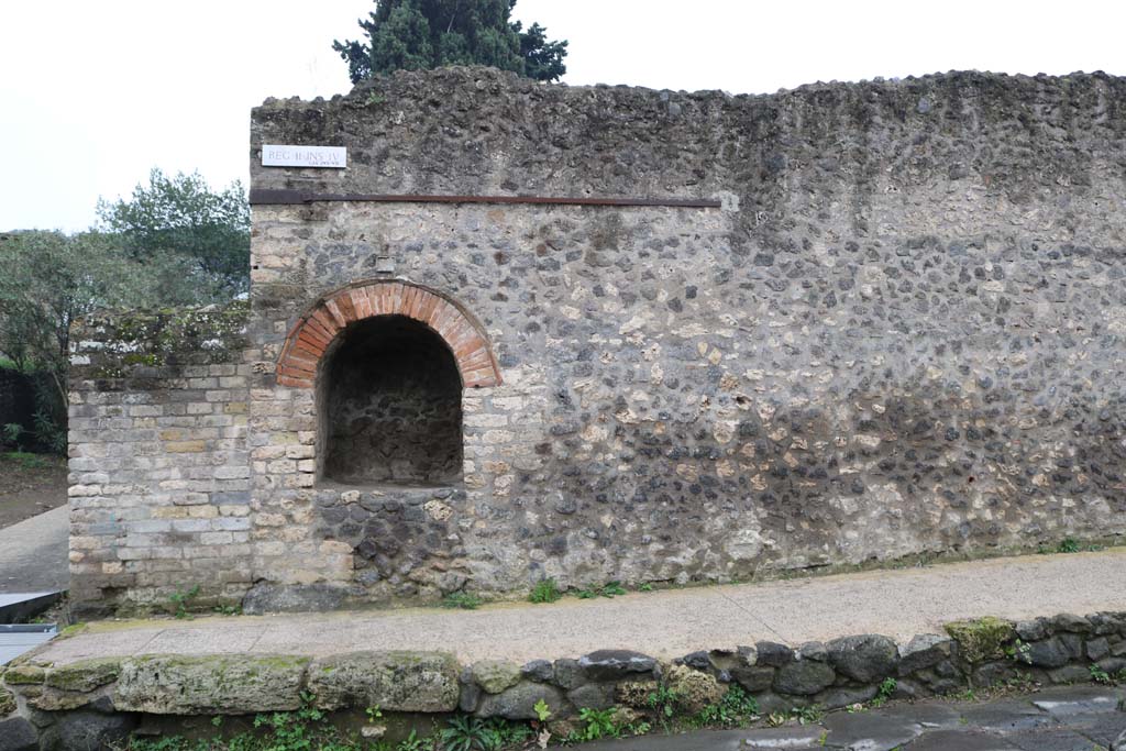 II.4.6 Pompeii. December 2018. 
Exterior north-east corner of insula on south side of Via dell’Abbondanza, niche compitale. Photo courtesy of Aude Durand.

