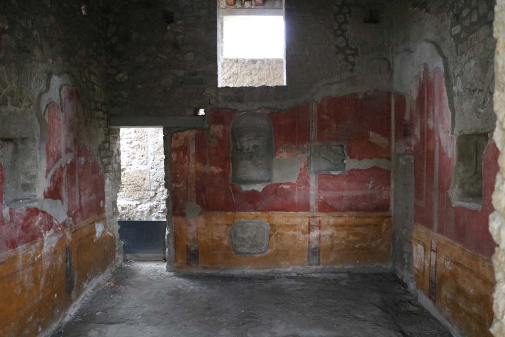 II.4.6 Pompeii. December 2018. 
Looking west from entrance doorway in room at south end of west portico. Photo courtesy of Aude Durand.
