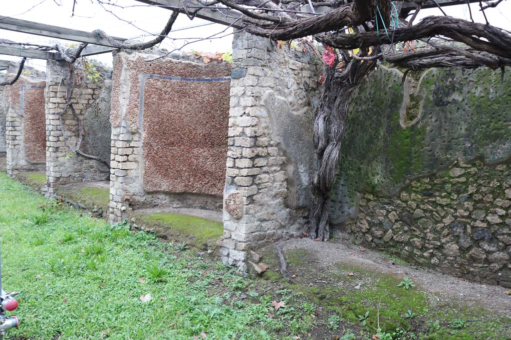 II.4.6 Pompeii. December 2018. Looking north towards niches on east side of garden at south end. Photo courtesy of Aude Durand.