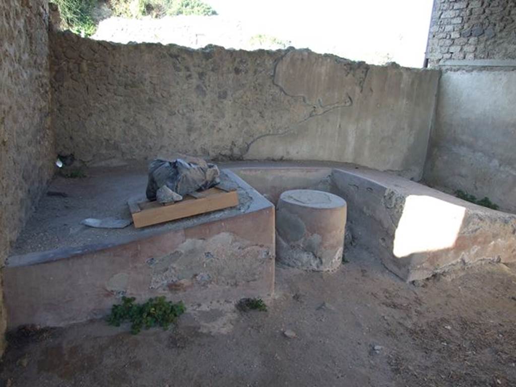 II.4.7 Pompeii. December 2006. Stone Triclinium and circular table.
