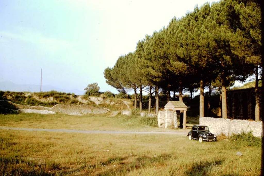 II.5 Pompeii. 1966. Looking east across site. Photo by Stanley A. Jashemski.
Source: The Wilhelmina and Stanley A. Jashemski archive in the University of Maryland Library, Special Collections (See collection page) and made available under the Creative Commons Attribution-Non Commercial License v.4. See Licence and use details.
J66f0266
The insula was cleared of lapilli from December 1954 to May 1955, except for the area of a modern house in the north-east corner, and the area of the north-west corner where there appeared to be an ancient building, as well as the chamber for access to the Sarno canal.
The 1955 excavators had removed the volcanic material down to the original level, and then covered the area with backfill.
See Jashemski W. F., 2014. Discovering the Gardens of Pompeii: The Memoirs of a Garden Archaeologist 1955 – 2004, p. 132-3.