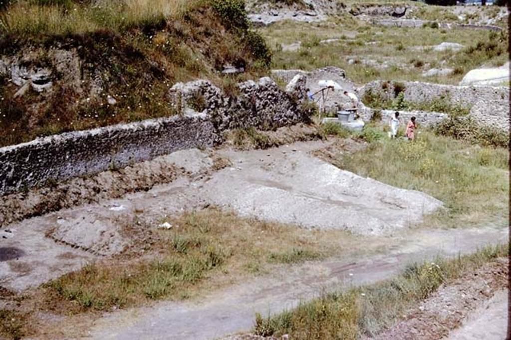 II.5 Pompeii. 1966. Excavating out into the centre from the edges in the north-west corner. Photo by Stanley A. Jashemski. It was felt that the few cavities found around the edge of the insula, did not disprove that this might have been a cattle market. In order to prove it, root cavities in neat lines would have to be found in the centre of the insula.
Source: The Wilhelmina and Stanley A. Jashemski archive in the University of Maryland Library, Special Collections (See collection page) and made available under the Creative Commons Attribution-Non Commercial License v.4. See Licence and use details.
J66f0605