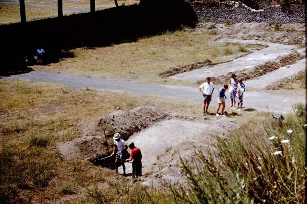 II.5 Pompeii. 1966. On re-commencing the excavation in this insula, they continued their digging towards the centre of the insula from the west wall. Photo by Stanley A. Jashemski.
Source: The Wilhelmina and Stanley A. Jashemski archive in the University of Maryland Library, Special Collections (See collection page) and made available under the Creative Commons Attribution-Non Commercial License v.4. See Licence and use details.
J66f0601