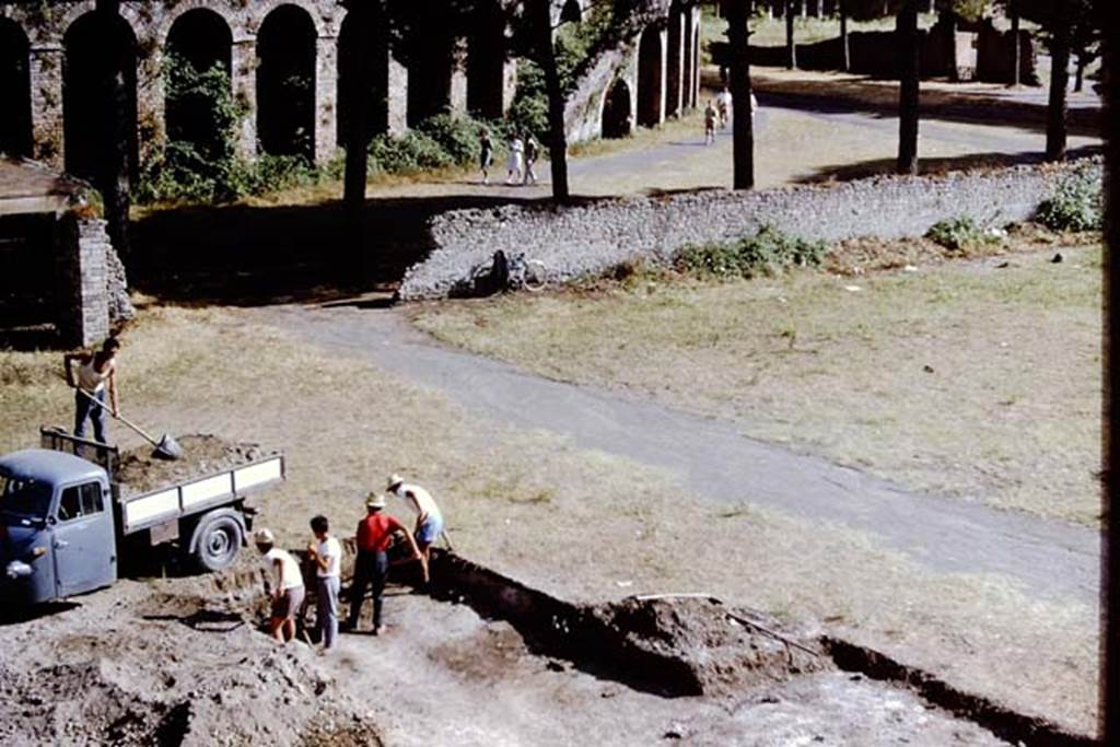 II.5 Pompeii. 1966. Looking south-west. Photo by Stanley A. Jashemski.
Source: The Wilhelmina and Stanley A. Jashemski archive in the University of Maryland Library, Special Collections (See collection page) and made available under the Creative Commons Attribution-Non Commercial License v.4. See Licence and use details.
J66f0773