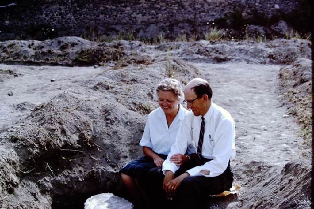 II.5 Pompeii. 1966. Wilhelmina and Stanley happily pose with the tree-root cast. Photo by Stanley A. Jashemski.
Source: The Wilhelmina and Stanley A. Jashemski archive in the University of Maryland Library, Special Collections (See collection page) and made available under the Creative Commons Attribution-Non Commercial License v.4. See Licence and use details.
J66f1111
