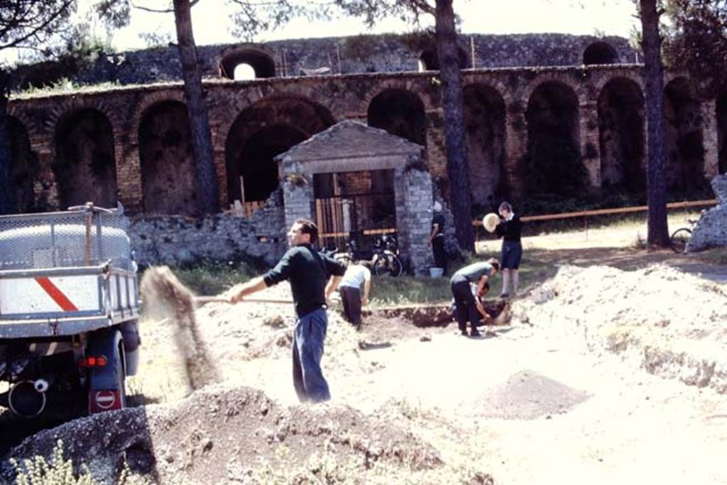 II.5 Pompeii, 1968. Working their way southwards towards the gateway leading to the ampitheatre. Photo by Stanley A. Jashemski.
Source: The Wilhelmina and Stanley A. Jashemski archive in the University of Maryland Library, Special Collections (See collection page) and made available under the Creative Commons Attribution-Non Commercial License v.4. See Licence and use details.
J68f0108