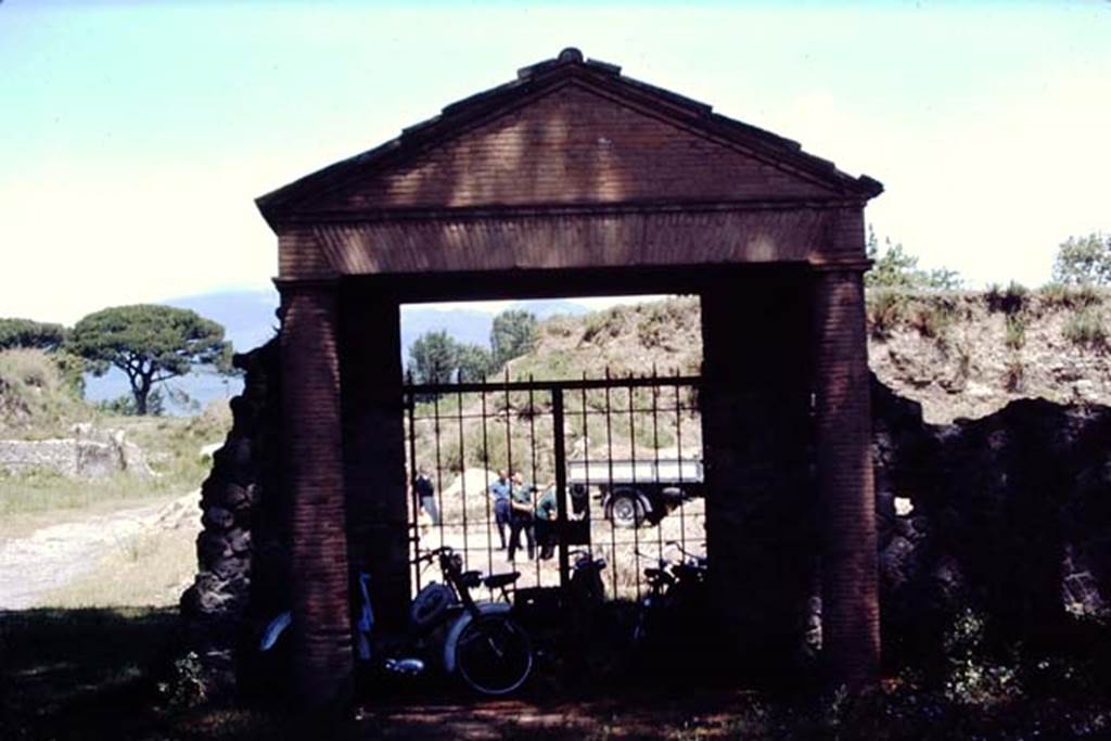 II.5 Pompeii, 1968. Looking north through gateway, with large area of the unexcavated visible. Photo by Stanley A. Jashemski.
Source: The Wilhelmina and Stanley A. Jashemski archive in the University of Maryland Library, Special Collections (See collection page) and made available under the Creative Commons Attribution-Non Commercial License v.4. See Licence and use details.
J68f0111