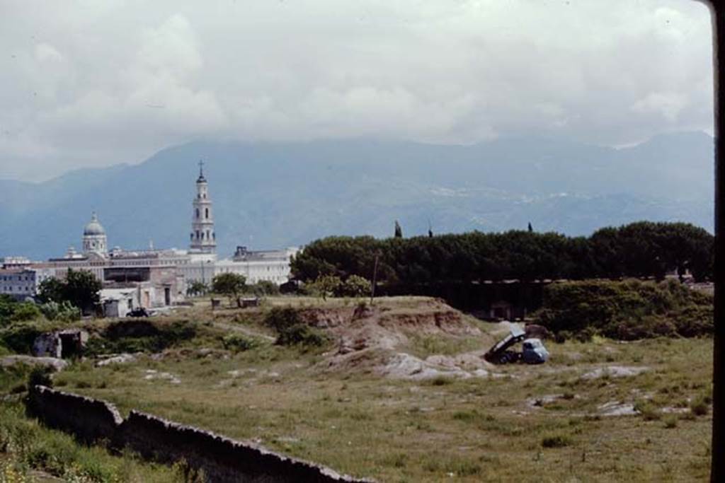 II.5 Pompeii, 1968. Looking south-east from above Via dell’Abbondanza, across site of vineyard at II.5. Photo by Stanley A. Jashemski.
Source: The Wilhelmina and Stanley A. Jashemski archive in the University of Maryland Library, Special Collections (See collection page) and made available under the Creative Commons Attribution-Non Commercial License v.4. See Licence and use details.
J68f0121