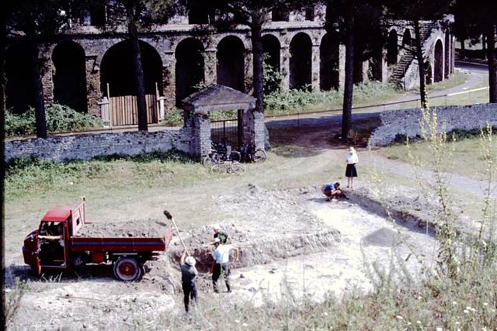 II.5 Pompeii, 1968. Looking south. (Note the boarded-up entrance to the ampitheatre).
Photo by Stanley A. Jashemski.
Source: The Wilhelmina and Stanley A. Jashemski archive in the University of Maryland Library, Special Collections (See collection page) and made available under the Creative Commons Attribution-Non Commercial License v.4. See Licence and use details.
J68f0144