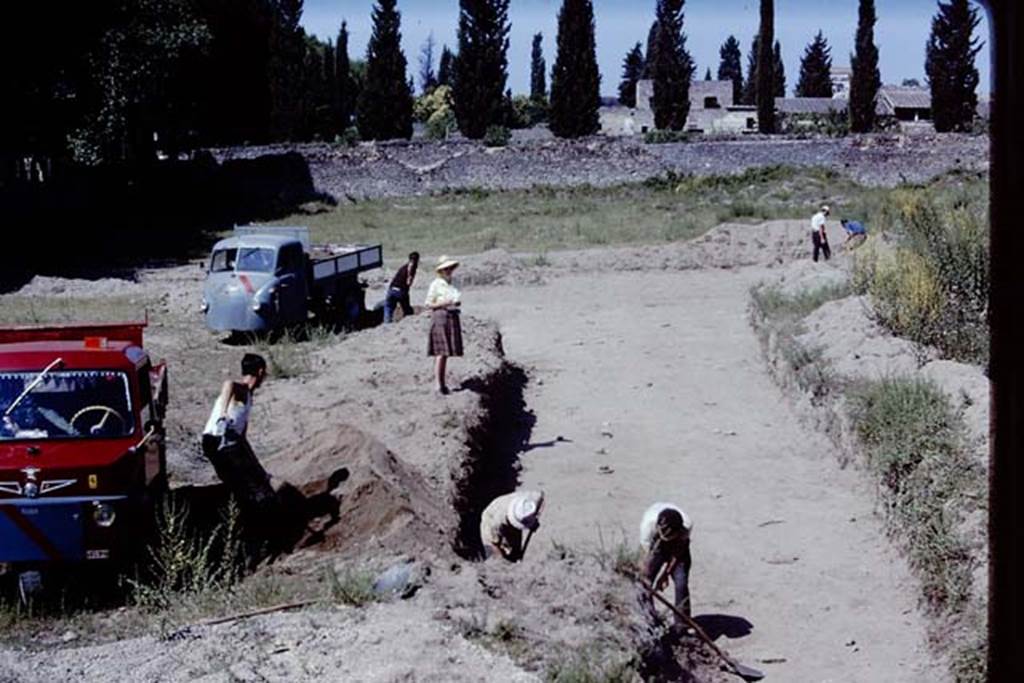 II.5 Pompeii, 1968. Looking westwards. Photo by Stanley A. Jashemski.
Source: The Wilhelmina and Stanley A. Jashemski archive in the University of Maryland Library, Special Collections (See collection page) and made available under the Creative Commons Attribution-Non Commercial License v.4. See Licence and use details.
J68f0159