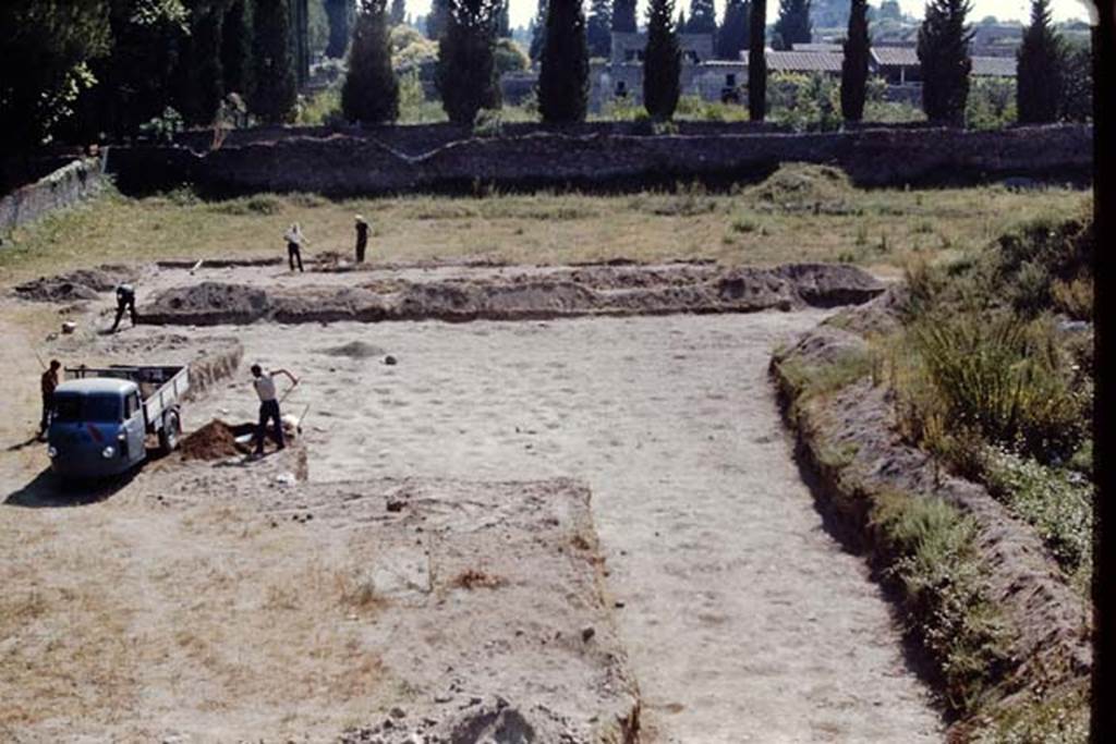 II.5 Pompeii, 1968. Looking westwards. Photo by Stanley A. Jashemski.
Source: The Wilhelmina and Stanley A. Jashemski archive in the University of Maryland Library, Special Collections (See collection page) and made available under the Creative Commons Attribution-Non Commercial License v.4. See Licence and use details.
J68f0356