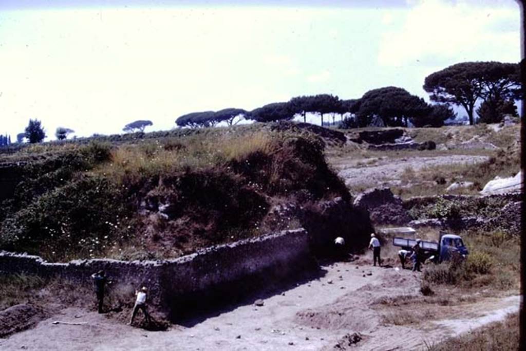 II.5 Pompeii, 1968. Looking north-west. Photo by Stanley A. Jashemski.
Source: The Wilhelmina and Stanley A. Jashemski archive in the University of Maryland Library, Special Collections (See collection page) and made available under the Creative Commons Attribution-Non Commercial License v.4. See Licence and use details.
J68f0718