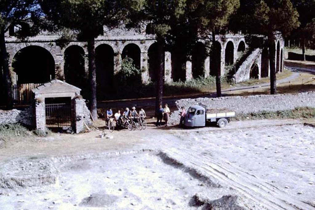 II.5 Pompeii, 1968. Having a last look at their hard work before going home for the day. Photo by Stanley A. Jashemski.
Source: The Wilhelmina and Stanley A. Jashemski archive in the University of Maryland Library, Special Collections (See collection page) and made available under the Creative Commons Attribution-Non Commercial License v.4. See Licence and use details.
J68f0777
